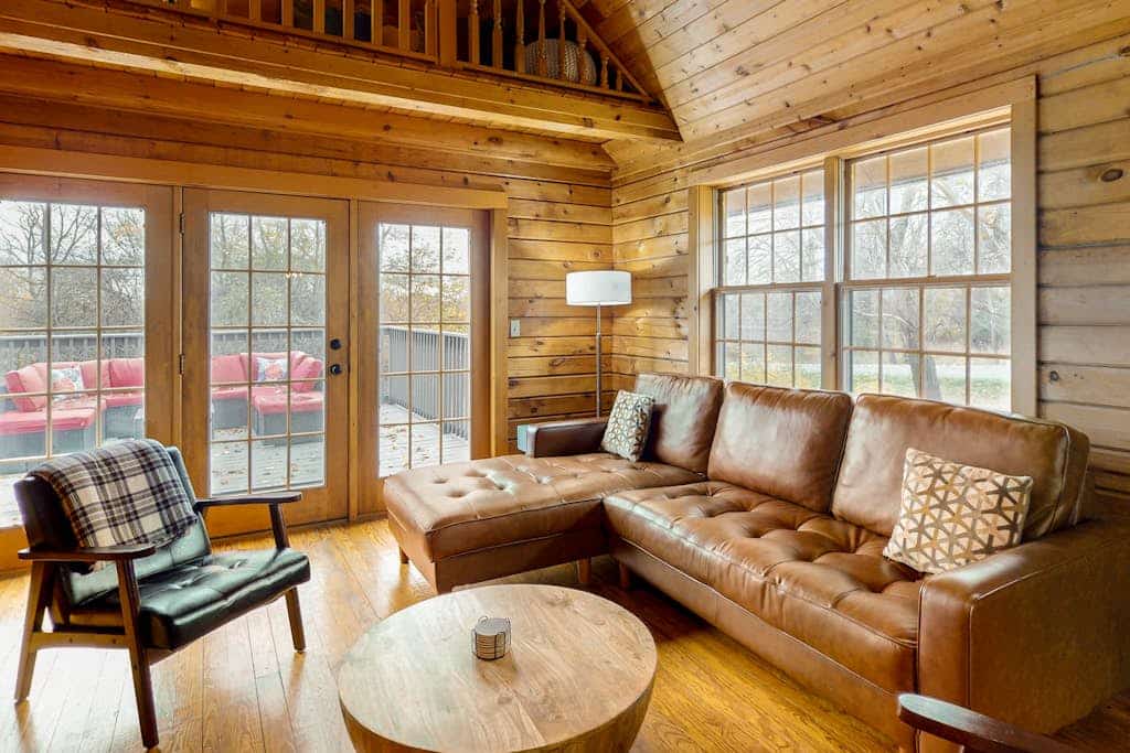 Beautiful cabin with near shoreline with firepit, lovely deck, fireplace & W/D