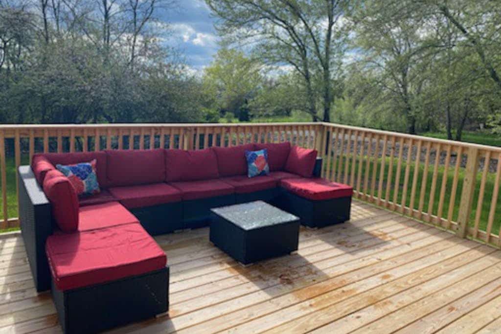 Beautiful cabin with near shoreline with firepit, lovely deck, fireplace & W/D