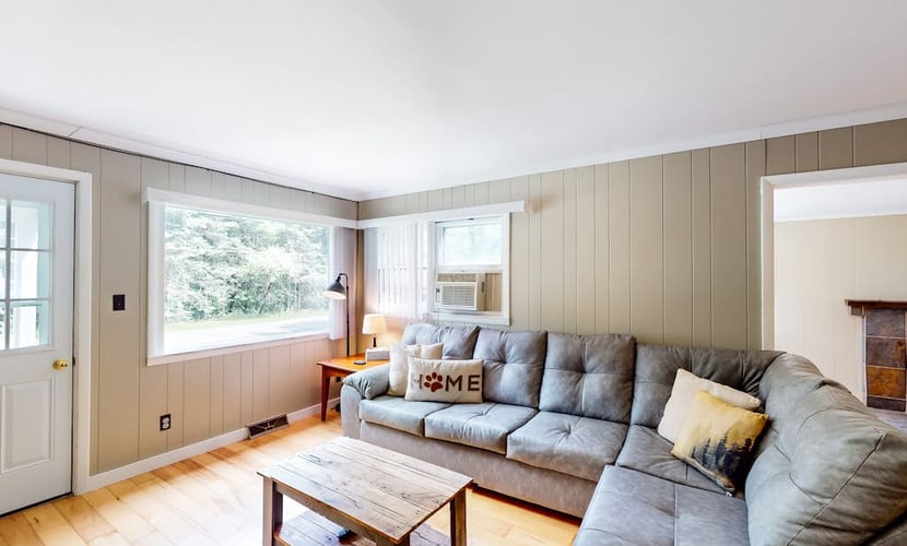 Dog-friendly cottage with a wood stove, washer/dryer, firepit, & large yard