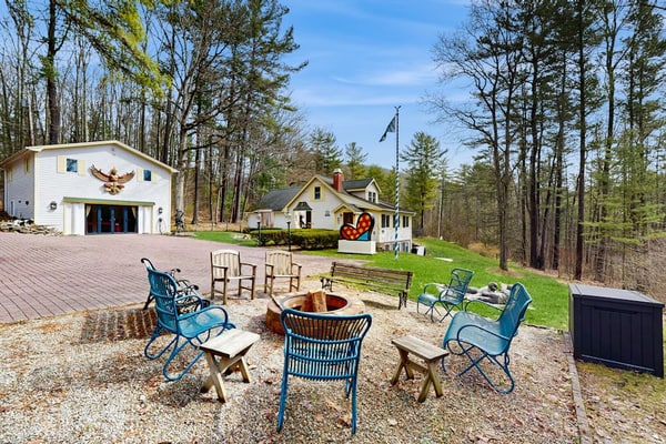 Unique wooded oasis with jacuzzi, sauna, pool, game room - near Keuka Lake