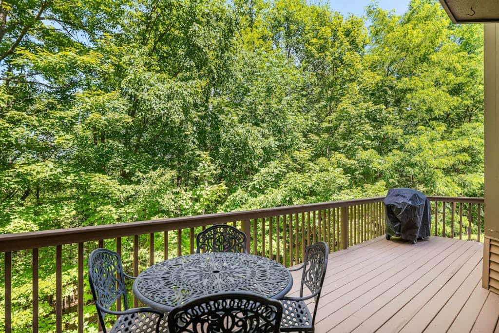 Spacious end unit townhome w/ gas fireplace, deck & grill- minutes to ski lifts