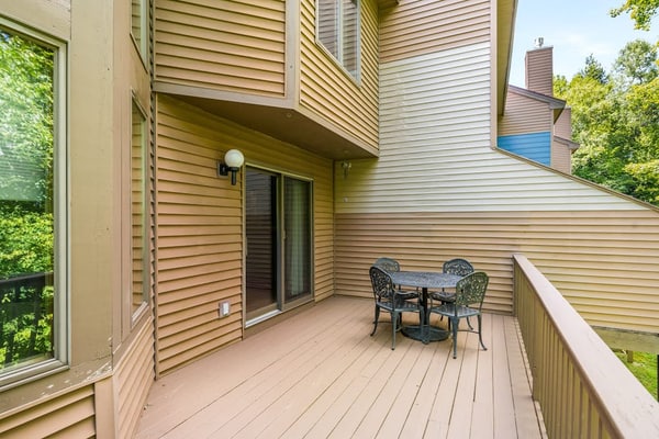 Spacious end unit townhome w/ gas fireplace, deck & grill- minutes to ski lifts