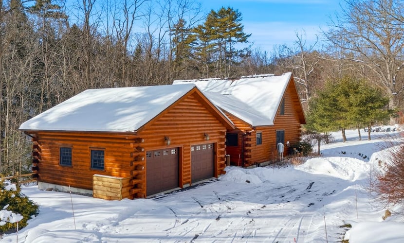 Dog-friendly house w/ gas fireplace, bbq grill, balcony, w/d, wifi, Roku TV