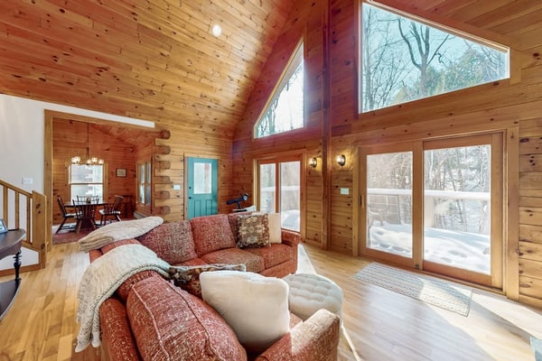 Dog-friendly house w/ gas fireplace, bbq grill, balcony, w/d, wifi, Roku TV