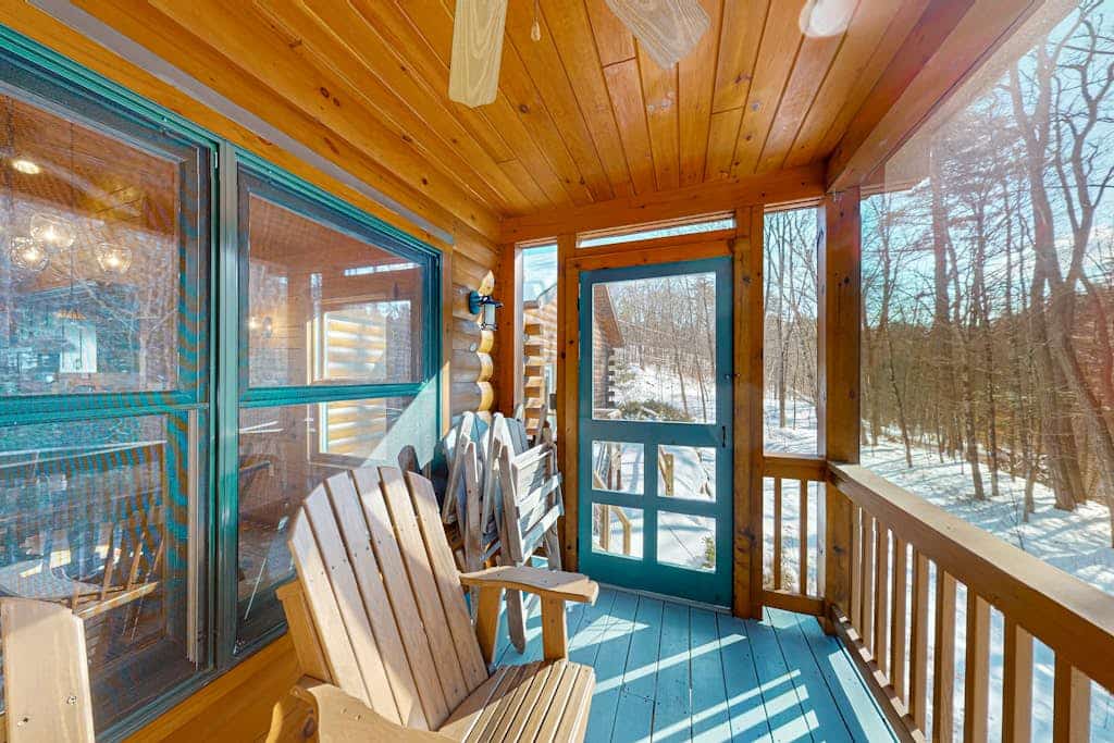 Dog-friendly house w/ gas fireplace, bbq grill, balcony, w/d, wifi, Roku TV