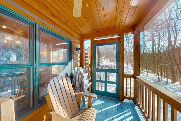 Dog-friendly house w/ gas fireplace, bbq grill, balcony, w/d, wifi, Roku TV