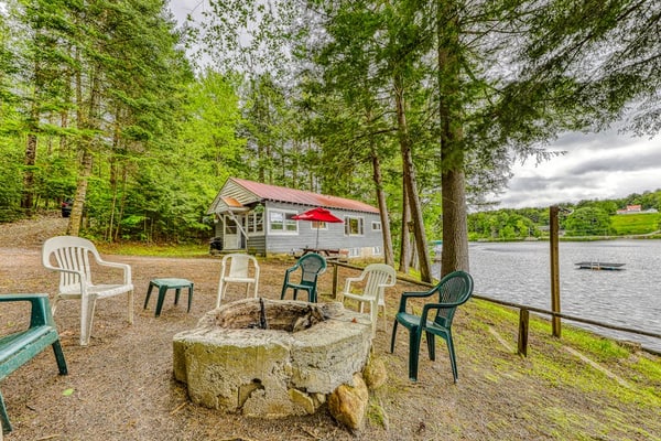 Dog-friendly cabin with lakefront location, 20' dock, smart TV