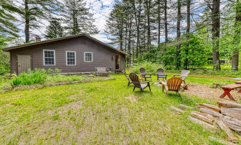 Big single-level house with firepit & spacious yard - lake access nearby