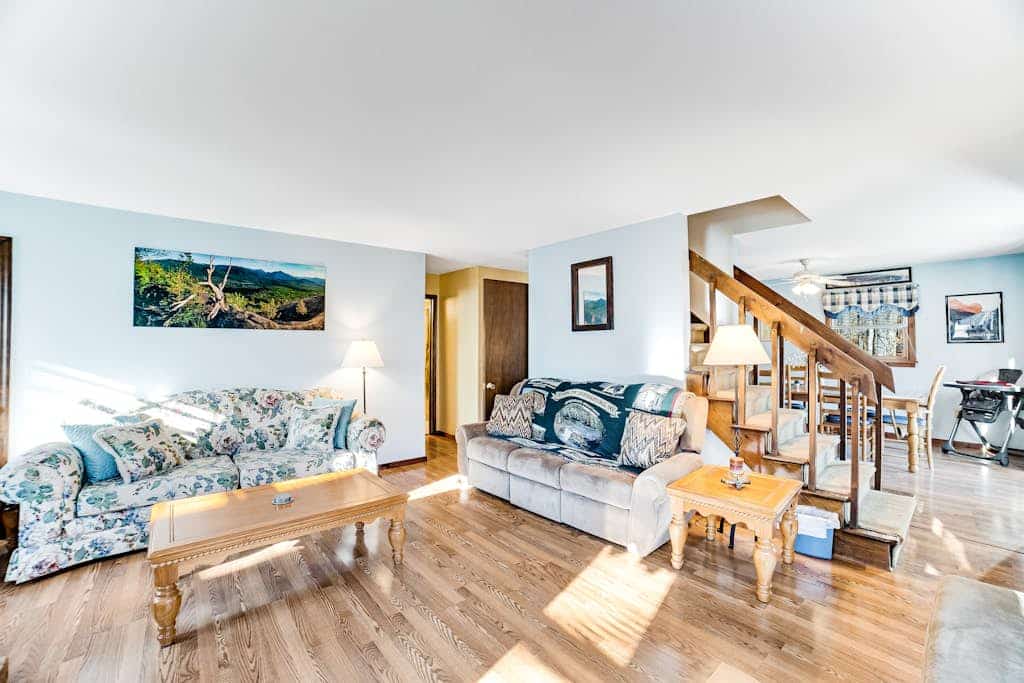 Dog-friendly home with pool table, firepit, wood stove, deck, grill, & WiFi