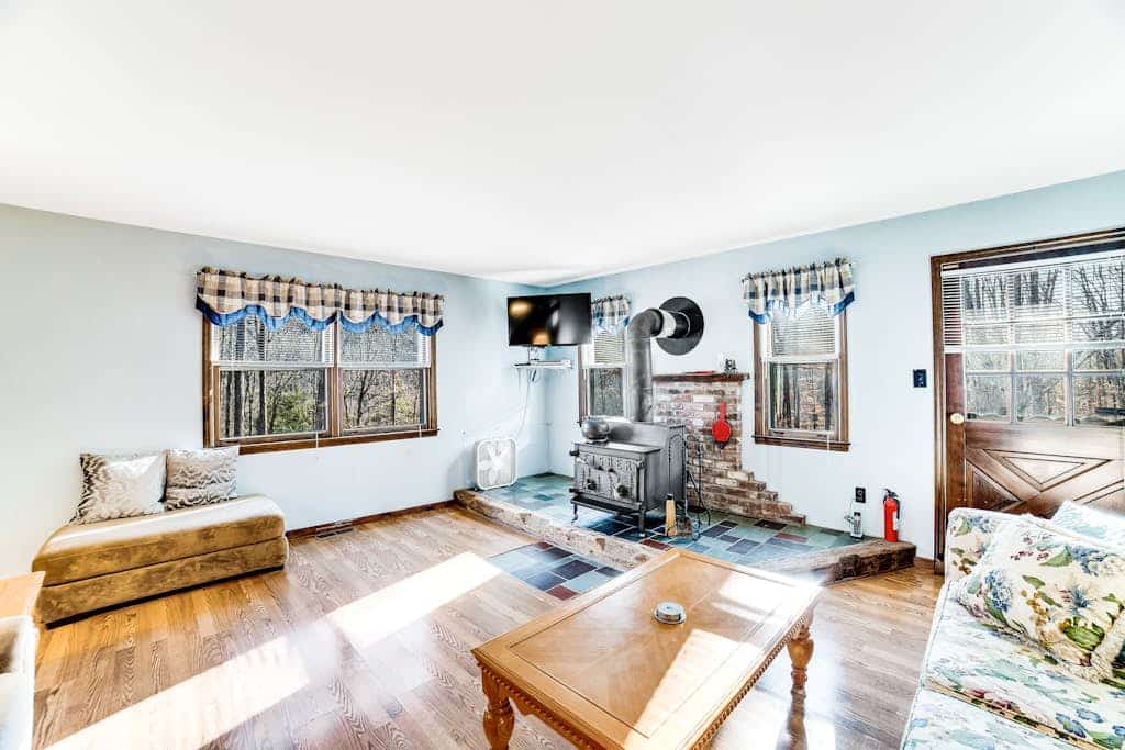 Dog-friendly home with pool table, firepit, wood stove, deck, grill, & WiFi