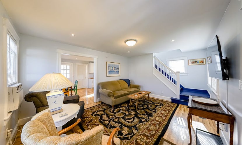 Fun getaway near downtown & lake with full kitchen & ideal location
