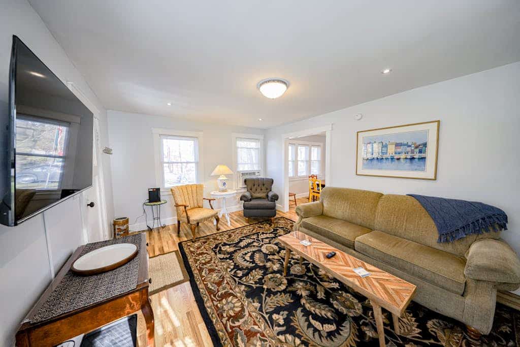 Fun getaway near downtown & lake with full kitchen & ideal location