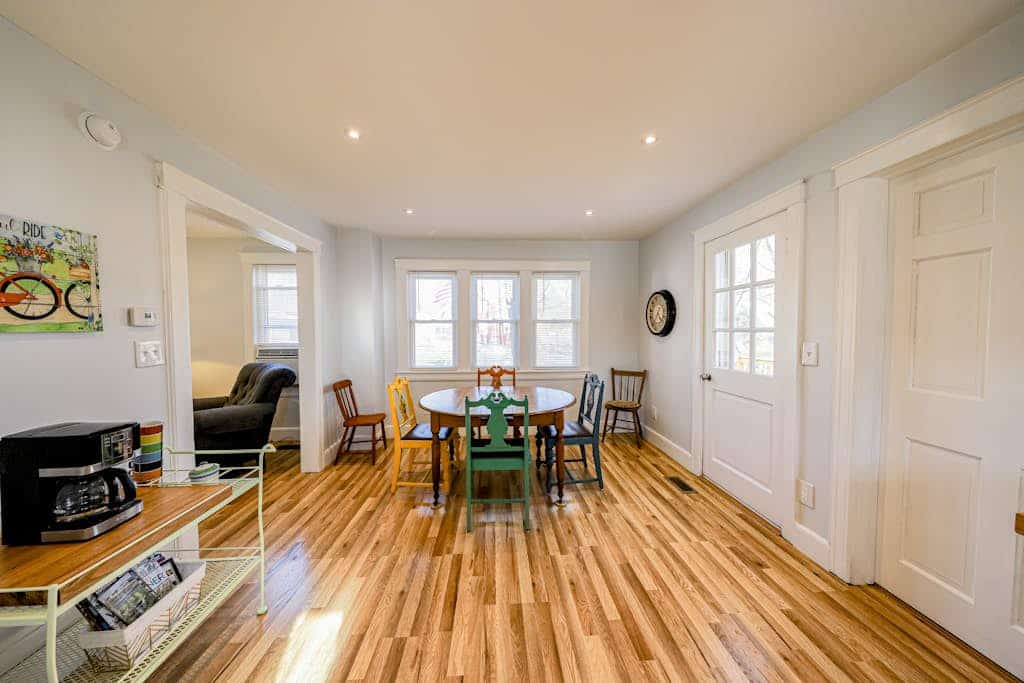 Fun getaway near downtown & lake with full kitchen & ideal location