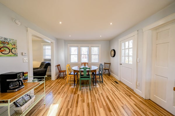 Fun getaway near downtown & lake with full kitchen & ideal location