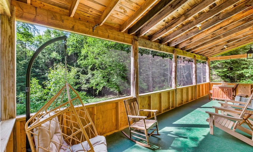 Stunning dog-friendly cabin with grill, deck, golf nearby, & washer/dryer