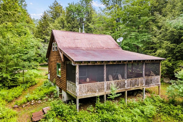 Stunning dog-friendly cabin with grill, deck, golf nearby, & washer/dryer
