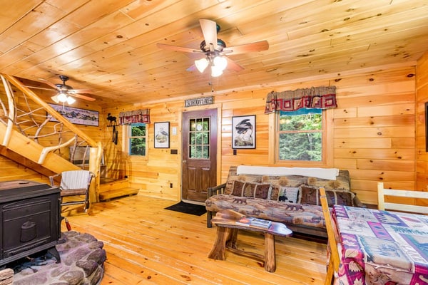 Stunning dog-friendly cabin with grill, deck, golf nearby, & washer/dryer