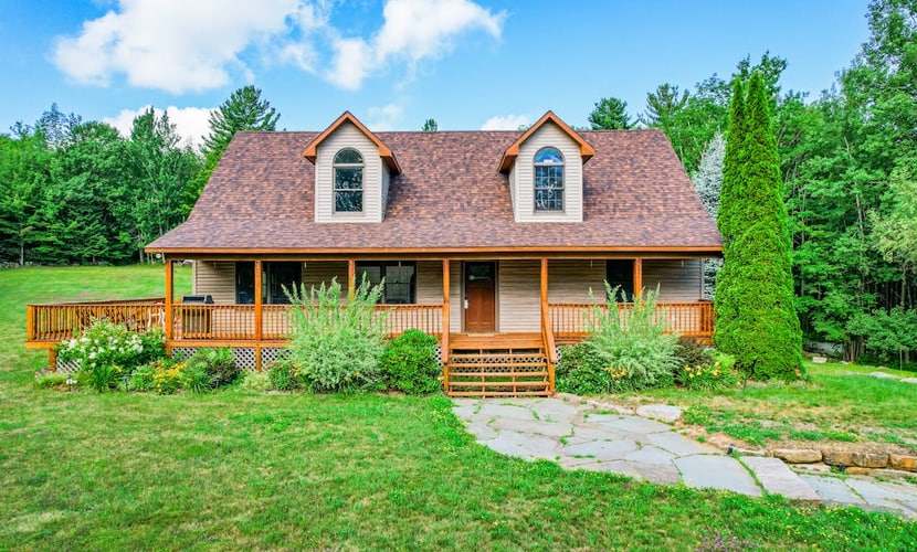 Quiet dog-friendly retreat with large yard, hot tub, deck, grill, foosball & W/D