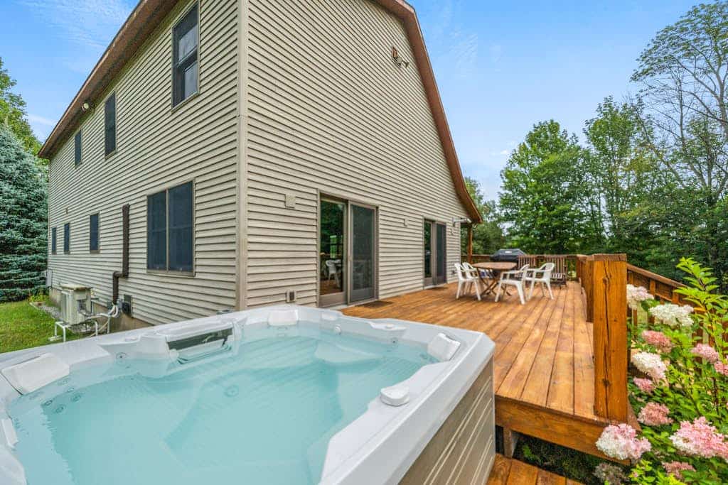 Quiet dog-friendly retreat with large yard, hot tub, deck, grill, foosball & W/D