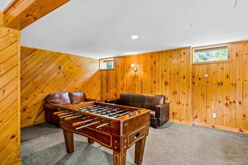 Quiet dog-friendly retreat with large yard, hot tub, deck, grill, foosball & W/D