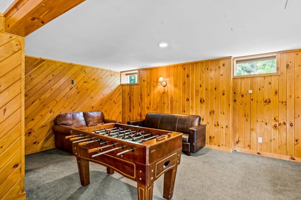 Quiet dog-friendly retreat with large yard, hot tub, deck, grill, foosball & W/D