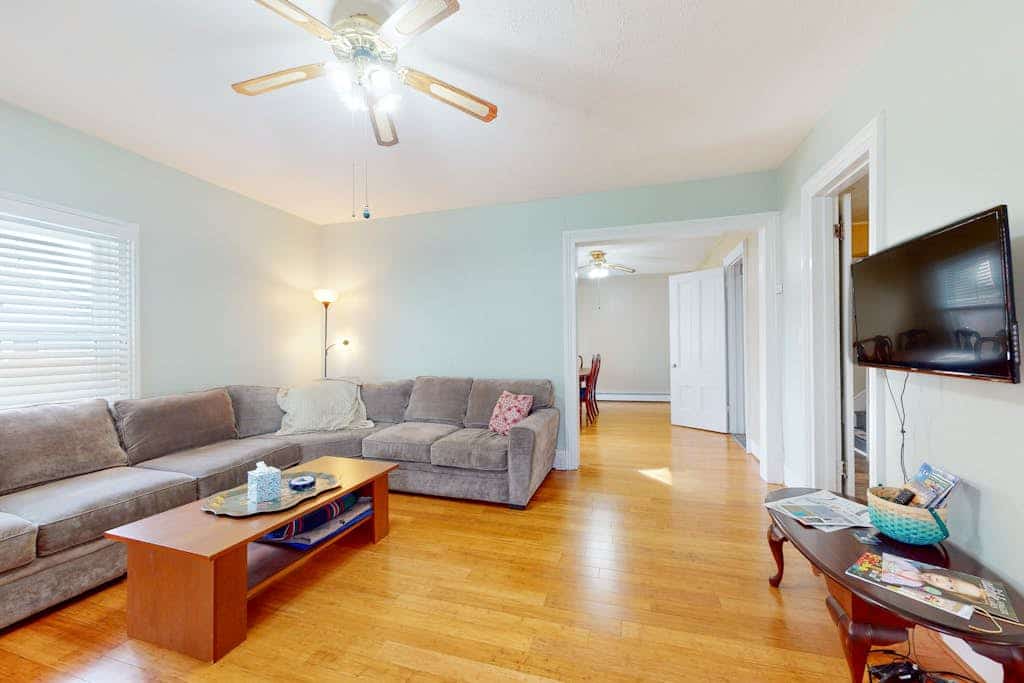 Dog-friendly home with washer/dryer, outdoor dining & grill - walk to town