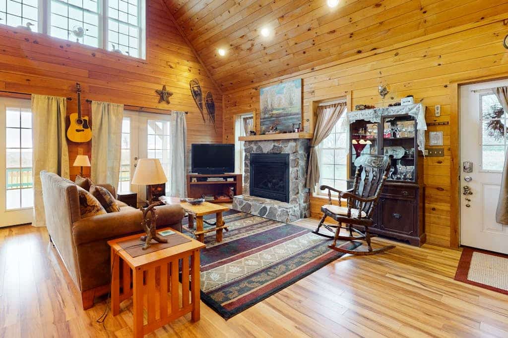 Cozy Cabin tucked away in the hills with a pond, fire pit and large yard