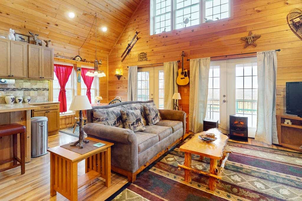 Cozy Cabin tucked away in the hills with a pond, fire pit and large yard