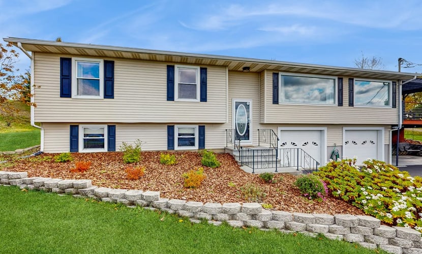 Spacious lakeview house with deck, gym, and W/D