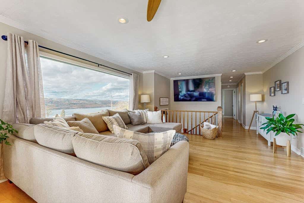 Spacious lakeview house with deck, gym, and W/D