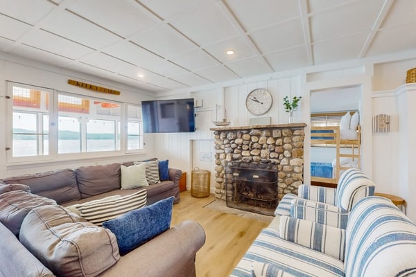 Lakefront home with gorgeous views, decks & grill on Keuka lake