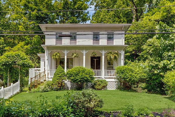 Charming lake view home w/dock, pergola and grill & lake side fire pit