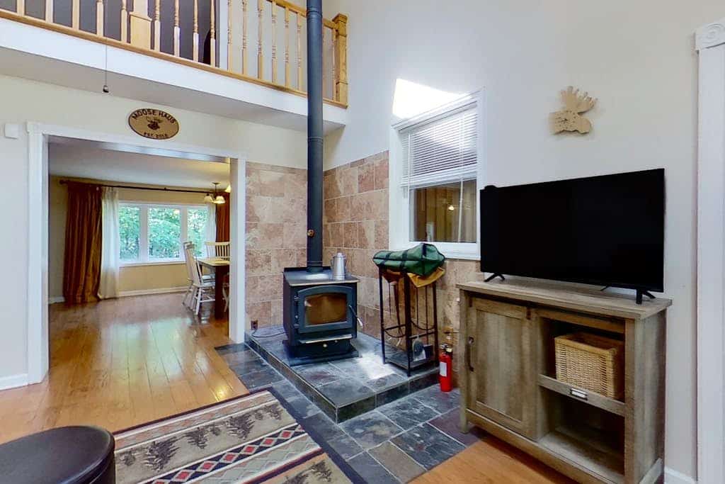 Mountain-view house with wood-burning fireplace, deck, patio, & washer/dryer