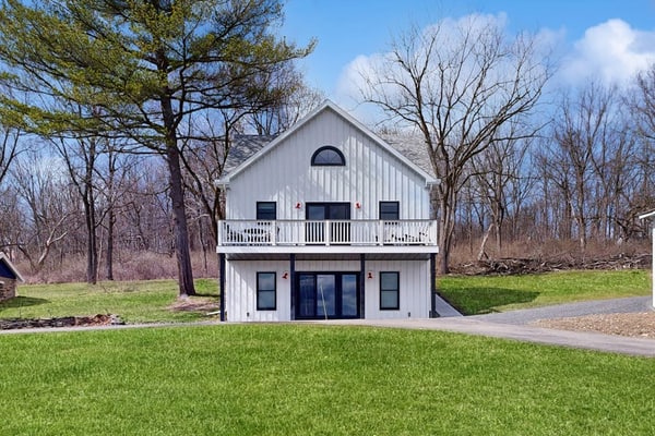 Bright and beautiful lake view home w/deck, grill & games room