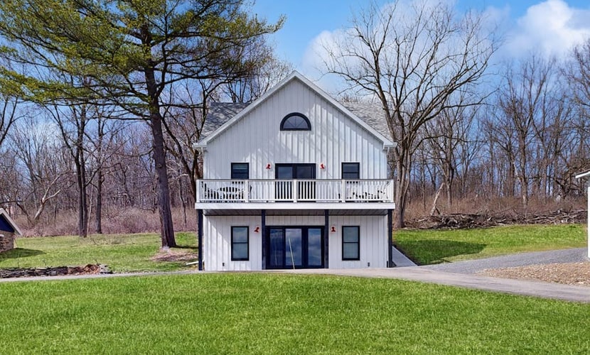 Bright and beautiful lake view home w/deck, grill & games room