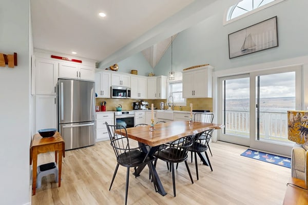 Bright and beautiful lake view home w/deck, grill & games room