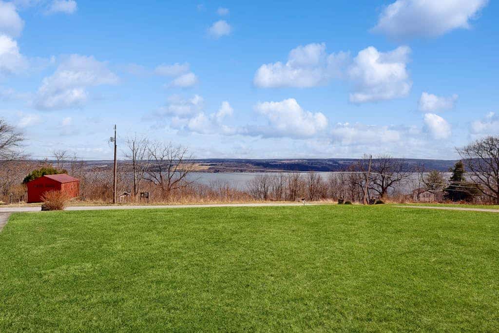 Bright and beautiful lake view home w/deck, grill & games room