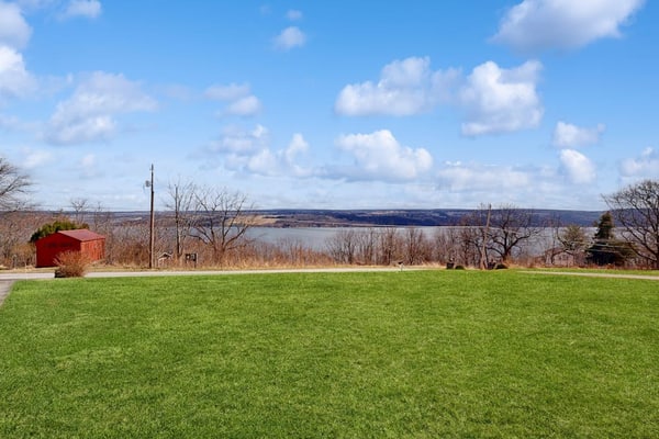 Bright and beautiful lake view home w/deck, grill & games room