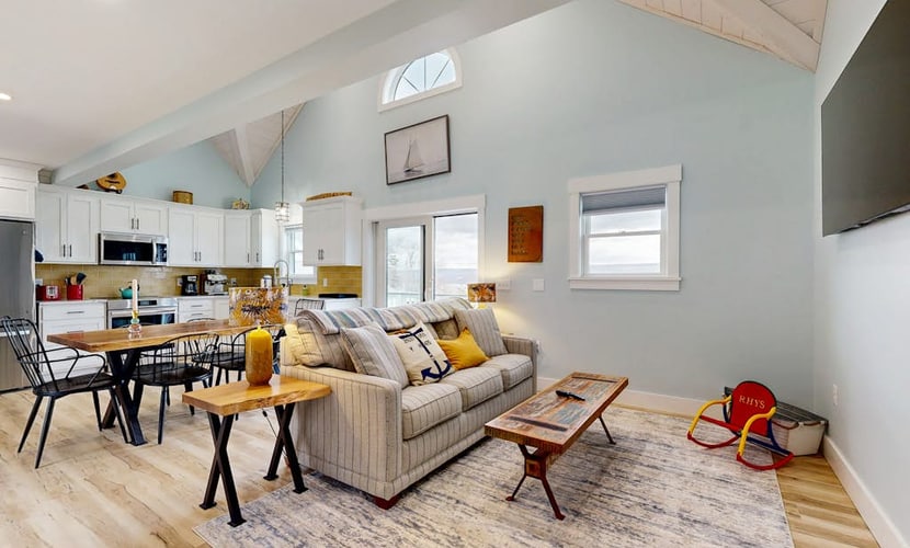 Bright and beautiful lake view home w/deck, grill & games room