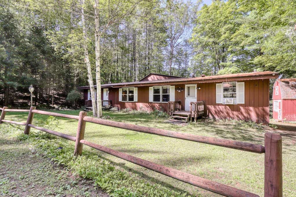 House near the lake - full kitchen, washer/dryer, quiet location