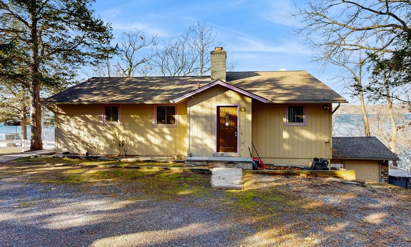 Lakefront home near golf with deck & two firepits - close to attractions