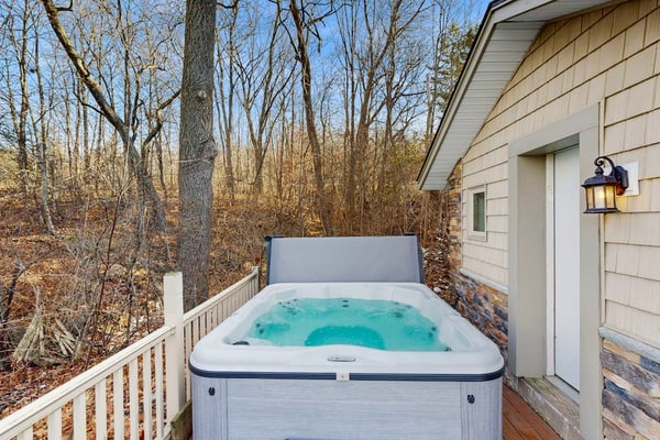 Lakefront home near golf with deck & two firepits - close to attractions