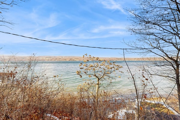 Lakefront home near golf with deck & two firepits - close to attractions
