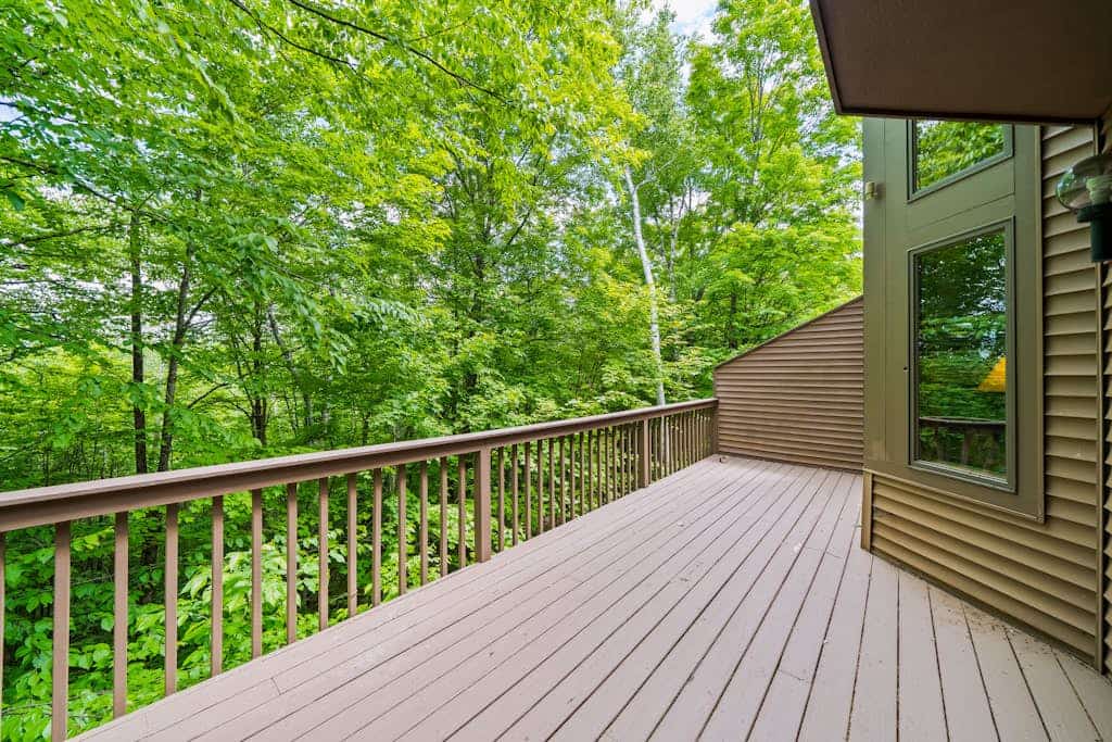 End-unit townhome near skiing and golf with deck, gas fireplace, & washer/dryer
