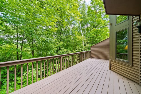 End-unit townhome near skiing and golf with deck, gas fireplace, & washer/dryer