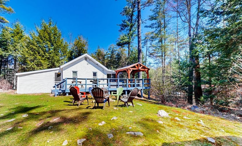 Tree-lined dog-friendly cottage with wrap-around deck, grill, & gas fireplace