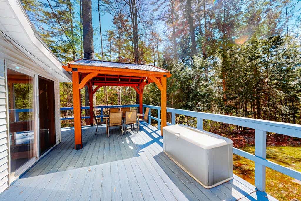 Tree-lined dog-friendly cottage with wrap-around deck, grill, & gas fireplace