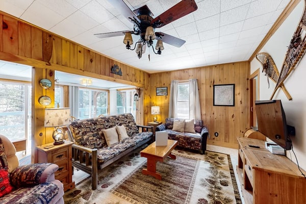 Tree-lined dog-friendly cottage with wrap-around deck, grill, & gas fireplace