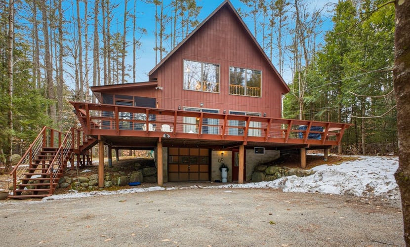 Chalet house w/ access to Friends Lake, sandy beach, kayak, fireplace, deck