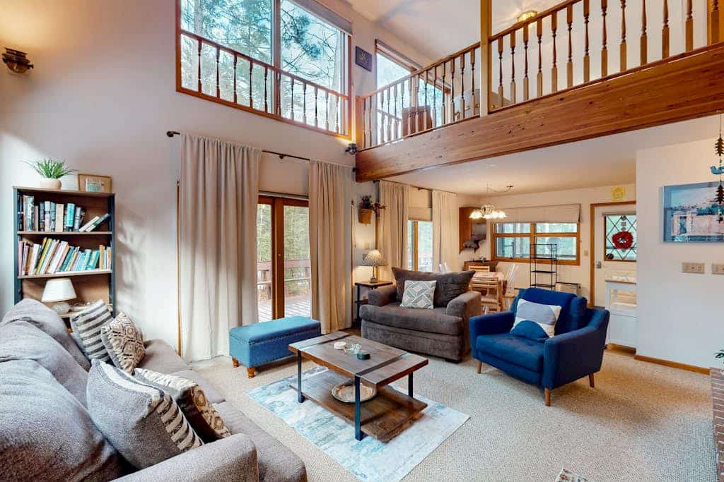 Chalet house w/ access to Friends Lake, sandy beach, kayak, fireplace, deck